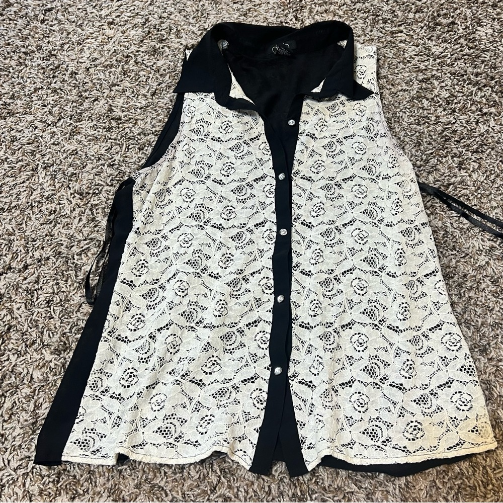Women’s deb brand lace sleeveless top. Size large
